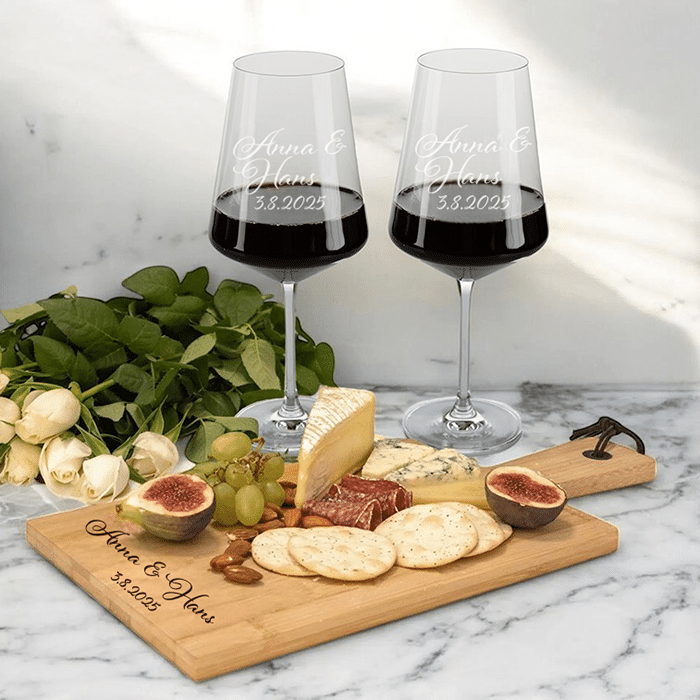 Weingläser und Servierbrett mit Gravur
