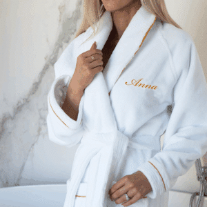Ein Bademantel mit Namen ist eine schöne Geschenkidee.
