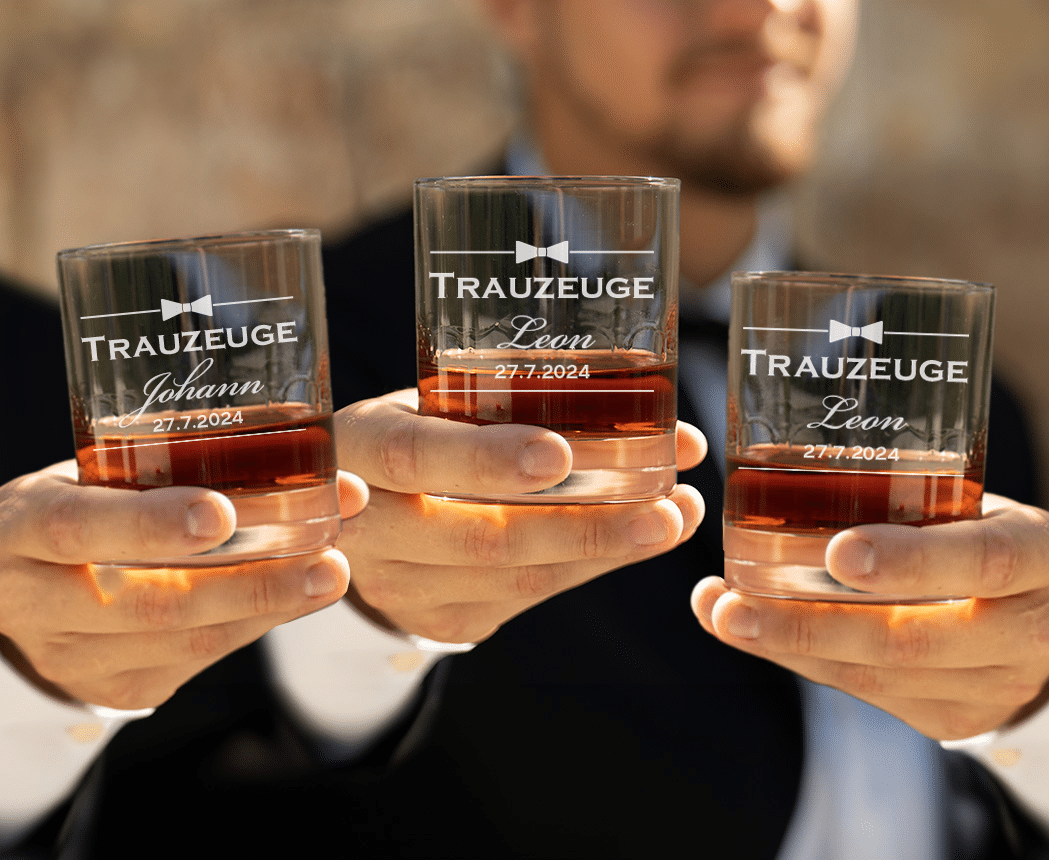 Ein personalisiertes Whiskyglas ist ein schönes Geschenk für den Trauzeugen.