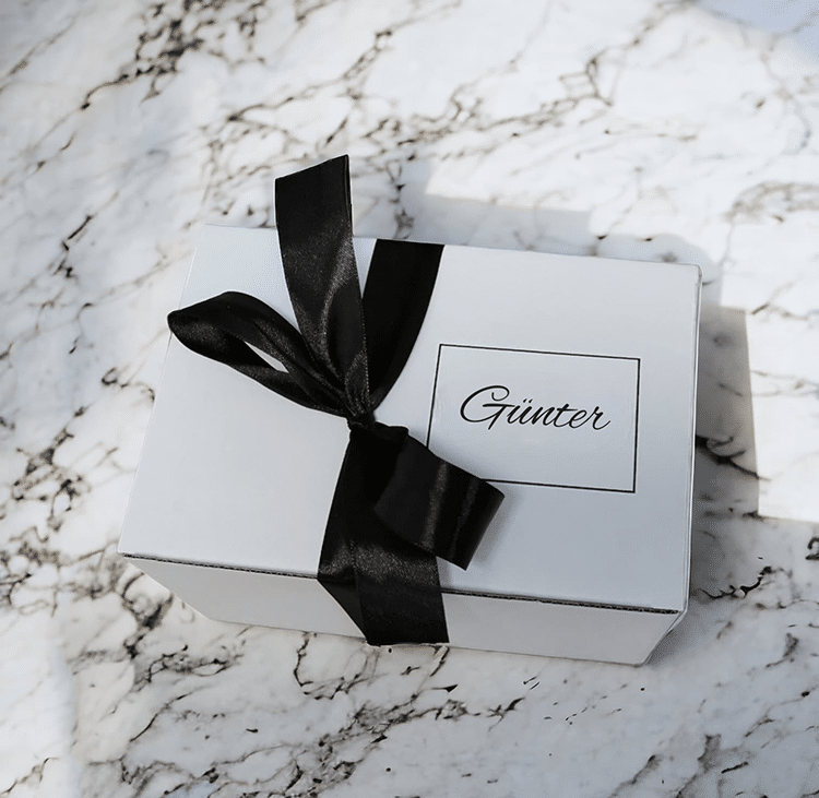 Karaffe mit Gravur, Initiale – Bild 2