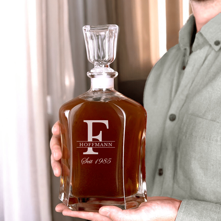 Karaffe mit Gravur, Initiale