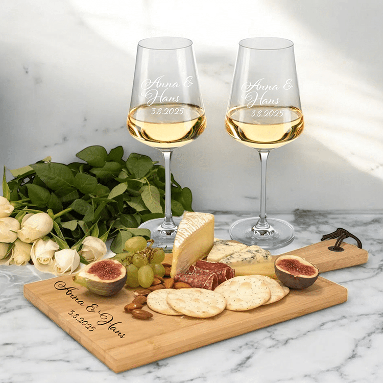 Weißweingläser und Servierplatte mit Gravur