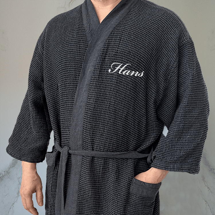 Ein Bademantel mit Stickerei ist ein persönliches Weihnachtsgeschenk für Männer.