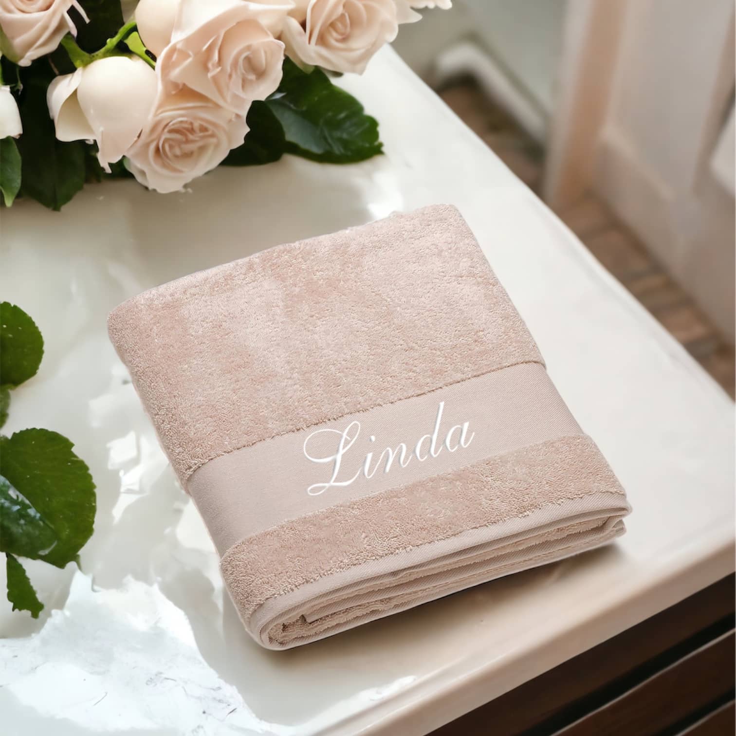 Stilvolle Frau, die sich über ihr einzigartiges Geschenk freut und glücklich lächelt