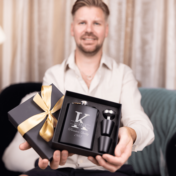 Flachmann mit Gravur, Initiale – Bild 2