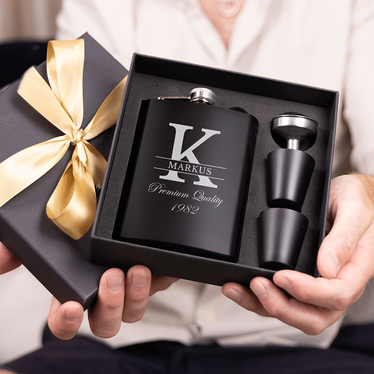 Flachmann mit Gravur, Initiale