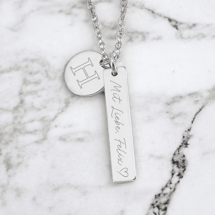 Ein Schmuckstück mit Gravur ist ein schönes Geschenk für den Partner/die Partnerin.