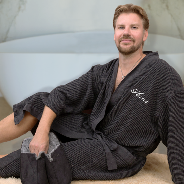 Saunamantel mit Namen und Hausschuhe