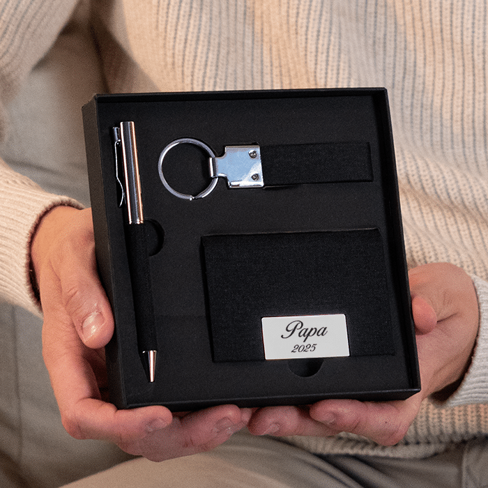 Geschenkset mit Gravur – Kartenetui, Schlüsselanhänger und Stift, für Papa