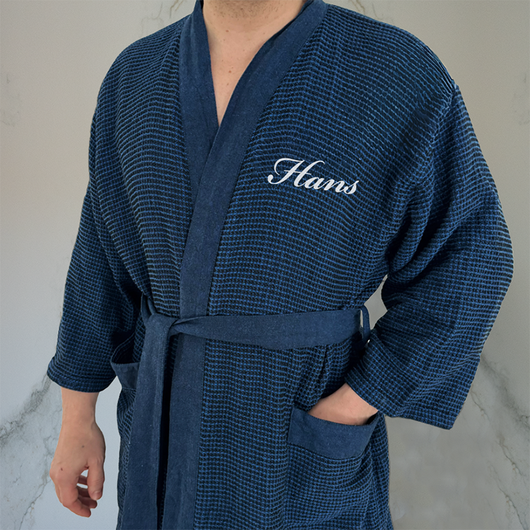 Ein Bademantel mit Stickerei ist ein schönes Weihnachtsgeschenk für den Vater.