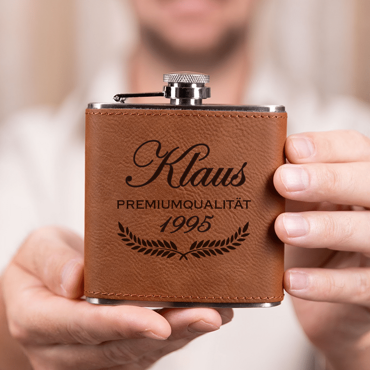 Eine Taschenflasche ist eine schöne Geschenkidee.