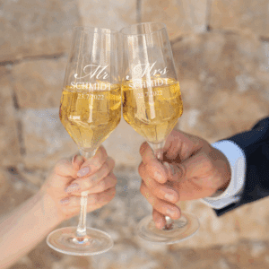 Sektgläser mit Gravur sind ein schönes Geschenk für ein Paar.