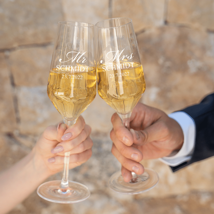 Sektgläser mit Gravur sind ein schönes Geschenk für ein Paar.
