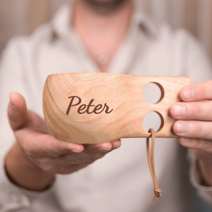 Eine Kuksa mit Gravur ist eine schöne Geschenkidee.