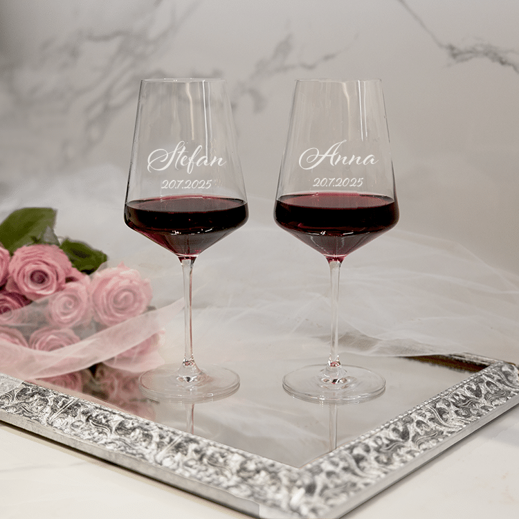 Rotweingläser mit Gravur sind ein elegantes Jubiläumsgeschenk