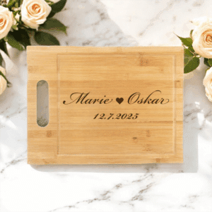 Ein Schneidebrett mit Gravur ist das perfekte Geschenk für ein Paar.