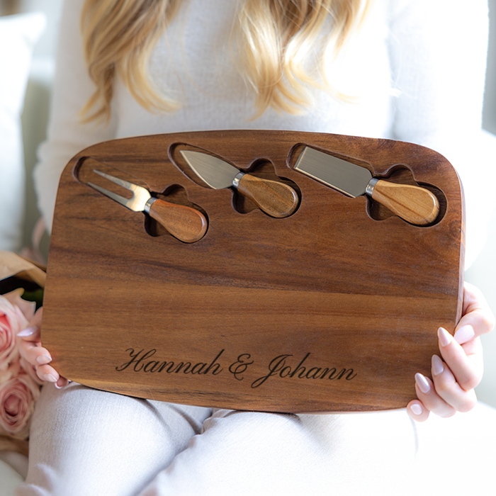 Servierbrett und Käsemesser mit Gravur