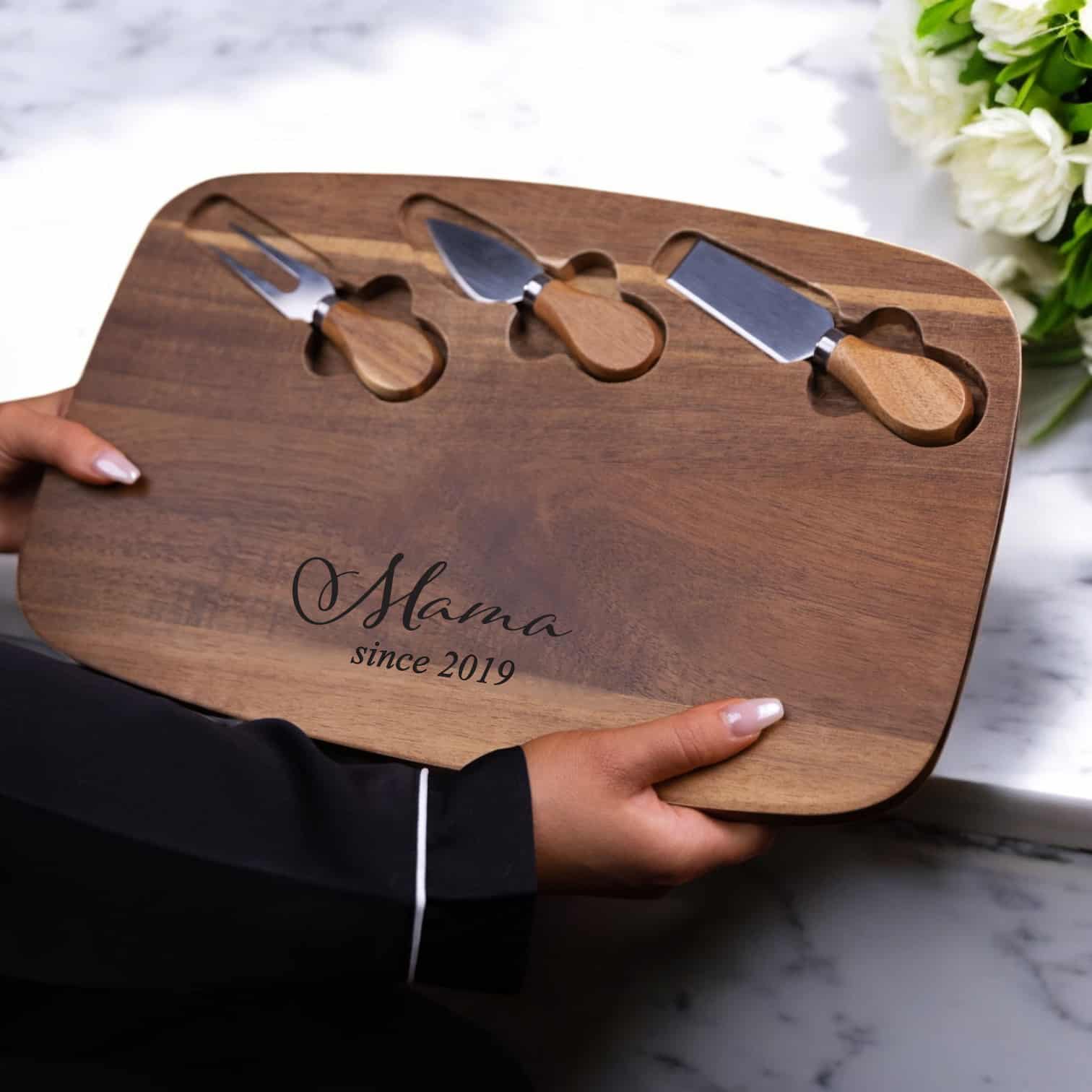 Servierbrett und Käsemesser mit Gravur, Mama