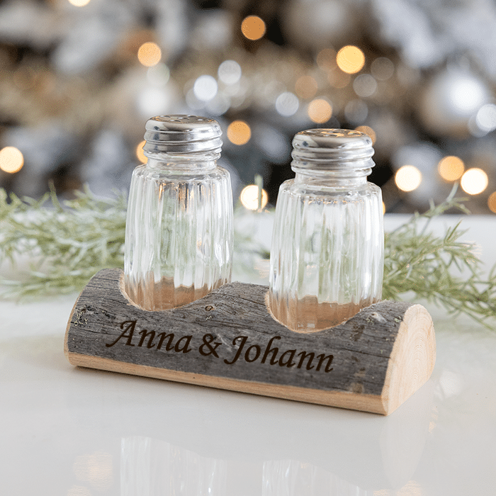 Salz- und Pfefferstreuer im Kiefernholzständer, Weihnachten