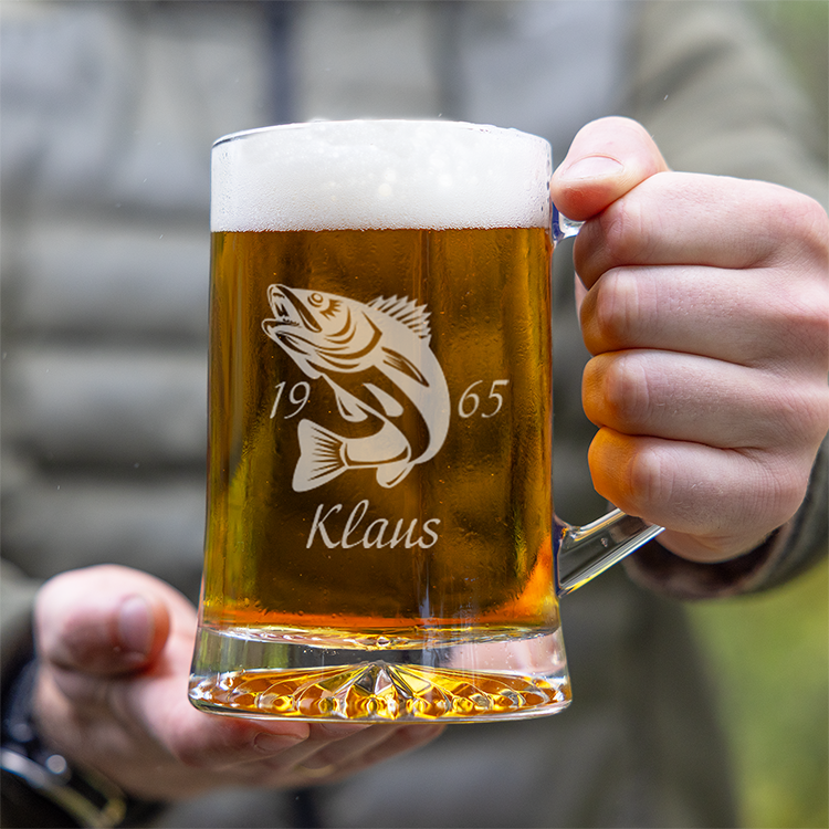 Bierkrug mit Gravur, Angeln