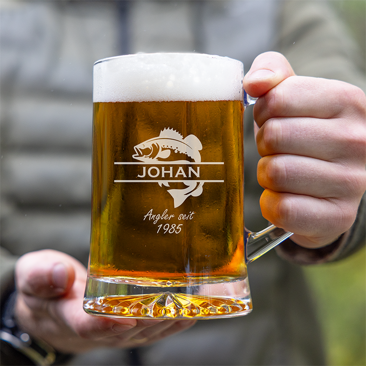 Bierkrug mit Gravur, Angeln